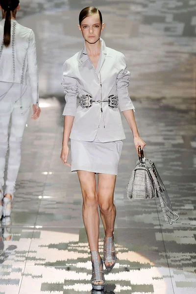 Look 10